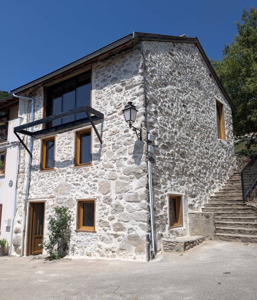 Réhabilitation d'une maison en pierre par l'Atelier Kodama, architectes à Toulouse